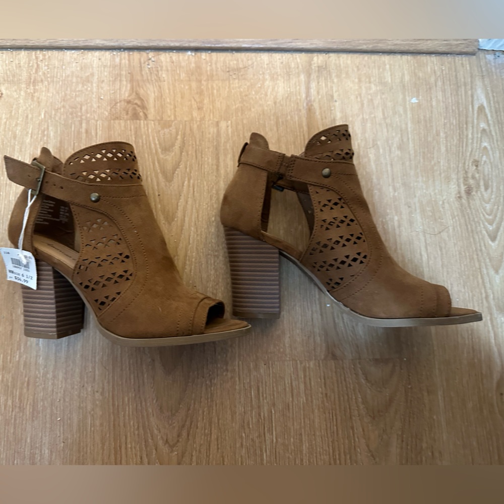 American Eagle ankle high boots. Size 6.5 open toe boots.